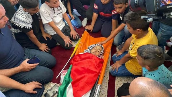 اصدقاء الطفل ريان سليمان يودعونه الى مثواه الاخير