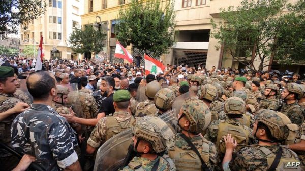 Servicemen try to raid the Lebanese parliament 