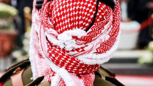ملك الأردن عبدالله الثاني بالشماغ الأحمر  في عزاء الملكة إليزابيث