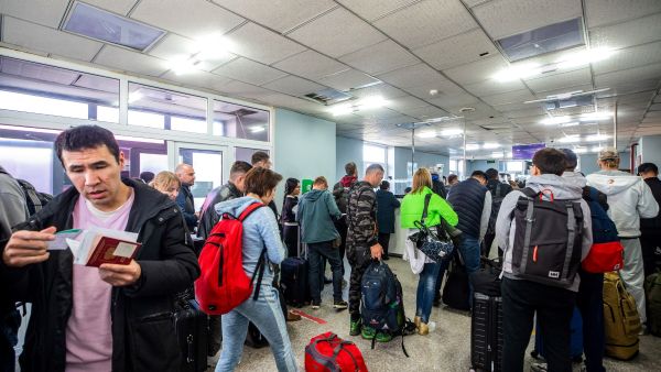People arriving from Russia wait at the Mongolian border checkpoint of Altanbulag on September 25, 2022, after the Kremlin announced a partial mobilisation for the war in Ukraine. (Photo by BYAMBASUREN BYAMBA-OCHIR / AFP) Russia