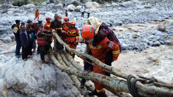 Rescuers after the quake 