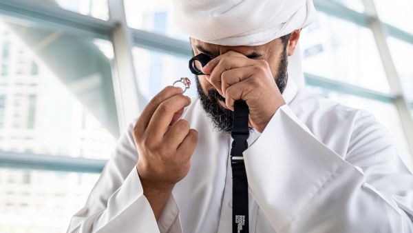بورصة دبي للماس التابعة لمركز دبي للسلع المتعددة تستضيف عرضاً لمشاهدة واحدة من أنقى أحجار الماس الوردي عالمياً