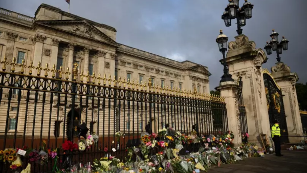 Flowers outside Buckingham Palace 