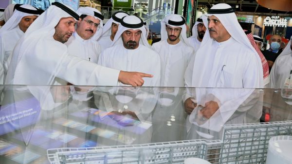 أحمد بن سعيد آل مكتوم يرفع الستار عن نموذج محطة زعبيل الجديدة لـ "إمباور" أثناء أفتتاحه معرض "ويتيكس" ويطلّع على أخر أعمال المؤسسة