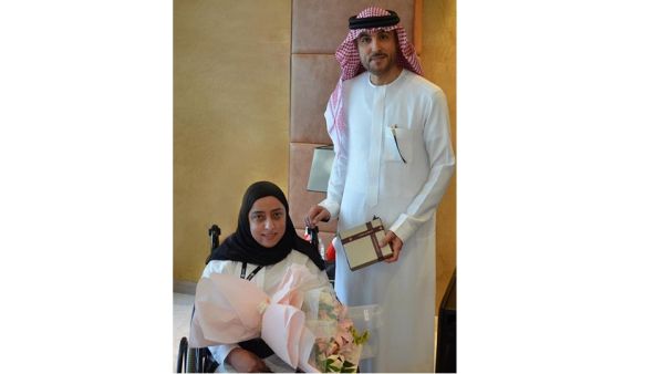 العضو المنتدب والرئيس التنفيذي لبيت التمويل الكويتي – البحرين يهنئ الموظفة نورة الرميحي بمناسبة حصولها على درجة الماجستير