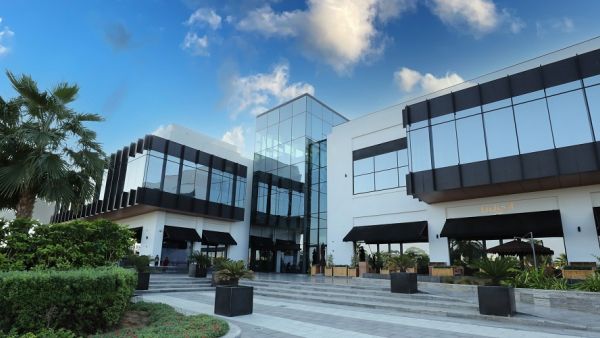 بحضور ممثل عن دائرة التنمية الاقتصادية بالشارقة مجموعة ألف تعلن أسماء الفائزين في حملة العودة إلى المدارس في 06 مول