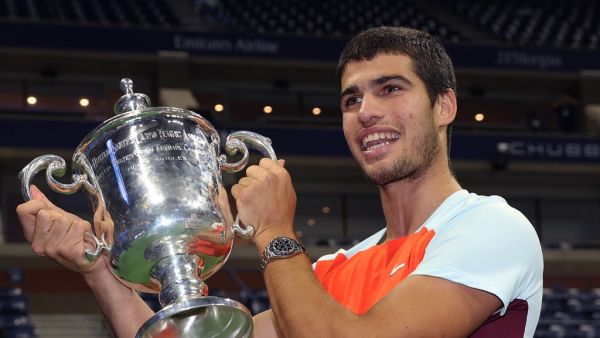 Carlos Alcaraz of Spain celebrates with the winners trophy after defeating Casper Ruud of Norway during their Men’s Singles Final match on Day Fourteen of the 2022 US Open at USTA Billie Jean King National Tennis Center on September 11, 2022 in the Flushing neighborhood of the Queens borough of New York City. Julian Finney/Getty Images/AFP (Photo by JULIAN FINNEY / GETTY IMAGES NORTH AMERICA / Getty Images via AFP)