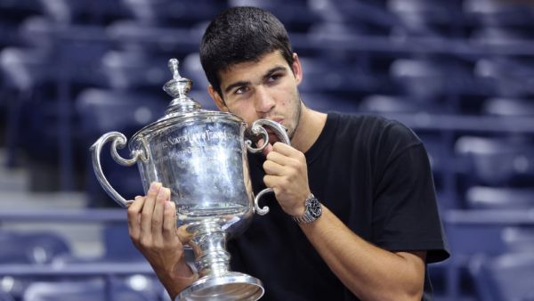Carlos Alcaraz of Spain celebrates with the winners trophy after defeating Casper Ruud of Norway during their Men’s Singles Final match on Day Fourteen of the 2022 US Open at USTA Billie Jean King National Tennis Center on September 11, 2022 in the Flushing neighborhood of the Queens borough of New York City. Julian Finney/Getty Images/AFP (Photo by JULIAN FINNEY / GETTY IMAGES NORTH AMERICA / Getty Images via AFP)