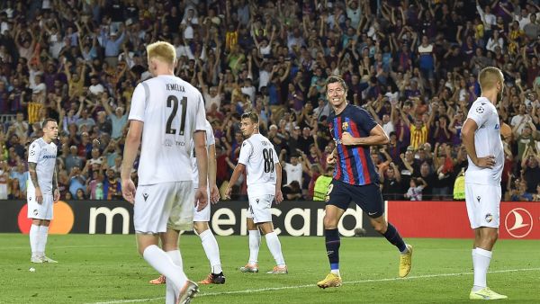 Barcelona's Polish forward Robert Lewandowski (2nd-L) celebrates after scoring his team's third goal during the UEFA Champions League Group C first-leg football match between FC Barcelona and Viktoria Plzen, at the Camp Nou stadium in Barcelona on September 7, 2022. (Photo by Pau BARRENA / AFP)