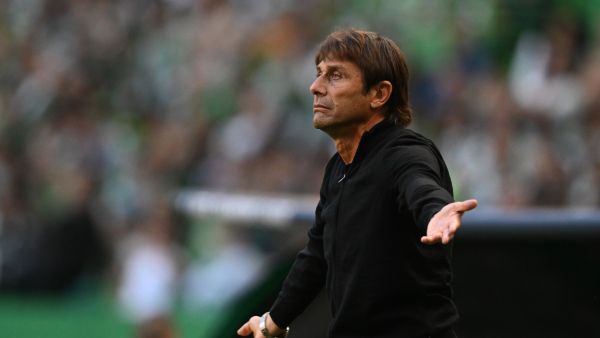 Tottenham Hotspur's Italian head coach Antonio Conte gestures during the UEFA Champions League, group D, first leg football match between Sporting Lisbon and Tottenham Hotspur at the Jose Alvalade stadium in Lisbon on September 13, 2022. (Photo by PATRICIA DE MELO MOREIRA / AFP)