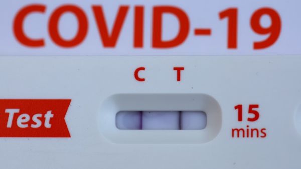 A positive Covid-19 at home test is displayed on May 02, 2022 in San Anselmo, California. (Photo Illustration by Justin Sullivan/Getty Images) (Photo by JUSTIN SULLIVAN / GETTY IMAGES NORTH AMERICA / Getty Images via AFP)