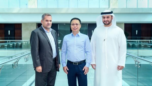 طيران الإمارات وهواوي تبحثان إطلاق مزيد من المبادرات الموجهة للعملاء