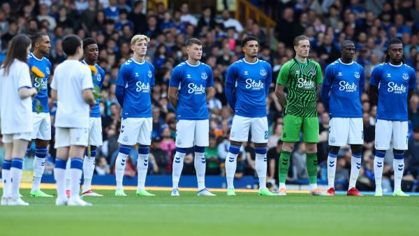 Everton's team-players respect a minute of silence in tribute to the victims of the war in Ukraine during a club friendly football match between Everton and Dynamo Kyiv at Goodison Park in Liverpool on July 29, 2022. (Photo by Nigel Roddis / AFP)