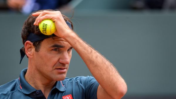 Switzerland's Roger Federer reacts during his ATP 250 Geneva Open tennis match against Spain's Pablo Andujar on May 18, 2021 in Geneva. / AFP / Fabrice COFFRINI