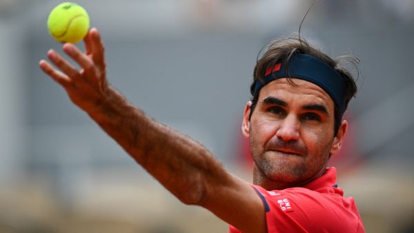 Switzerland's Roger Federer serves the ball to Croatia's Marin Cilic during their men's singles second round tennis match on Day 5 of The Roland Garros 2021 French Open tennis tournament in Paris on June 3, 2021. / AFP / Anne-Christine POUJOULAT