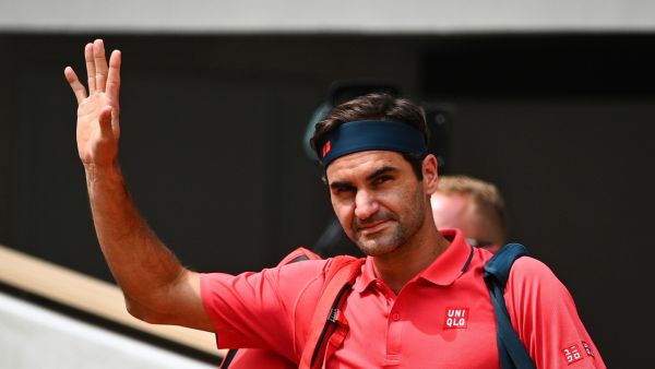 Switzerland's Roger Federer waves to the audience as he arrives for the his men's singles second round tennis match against Croatia's Marin Cilic on Day 5 of The Roland Garros 2021 French Open tennis tournament in Paris on June 3, 2021. / AFP / Anne-Christine POUJOULAT