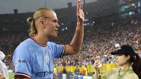 Erling Haaland of Manchester City walks off as a storm suspends play during the pre-season friendly match between Bayern Munich and Manchester City at Lambeau Field on July 23, 2022 in Green Bay, Wisconsin. Jamie Squire/Getty Images/AFP (Photo by JAMIE SQUIRE / GETTY IMAGES NORTH AMERICA / Getty Images via AFP)