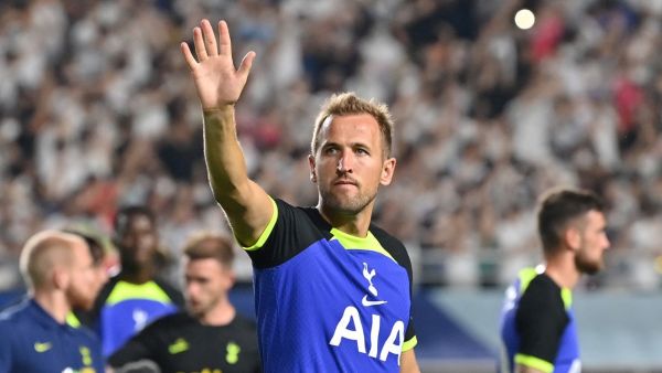 Tottenham Hotspur's Harry Kane (2R) greets fans after the exhibition football match between Tottenham Hotspur FC and Sevilla FC at Suwon World Cup Stadium in Suwon on July 16, 2022. (Photo by Jung Yeon-je / AFP)