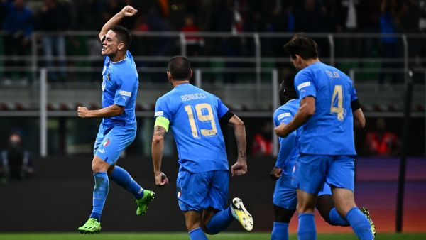Italy's midfielder Giacomo Raspadori (L) celebrates after scoring a goal during the UEFA Nations League's League A Group 3 match between Italy and England, at the San Siro Stadium in Milan on September 23, 2022. (Photo by Marco BERTORELLO / AFP)