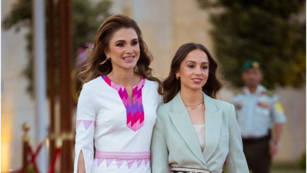 الأميرة إيمان مع والدتها الملكة رانيا