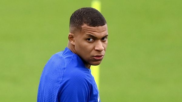Paris Saint-Germain's French forward Kylian Mbappe takes part a training session at the club's training ground in Saint-Germain-en-Laye on September 13, 2022, on the eve of their UEFA Champions Leage first round group H football match against Maccabi Haifa. (Photo by FRANCK FIFE / AFP)