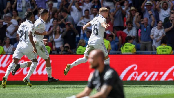Real Madrid's Uruguayan midfielder Federico Valverde (R) celebrates with teammates after scoring his team's first goal during the Spanish league football match between Real Madrid CF and RCD Mallorca at the Santiago Bernabeu stadium in Madrid on September 11, 2022. (Photo by Thomas COEX / AFP)