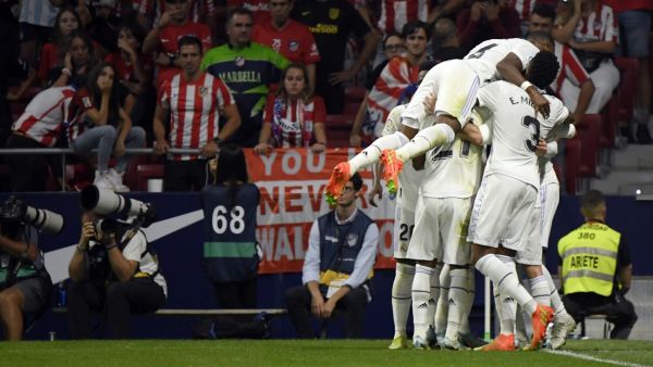 Real Madrid's players celebrate after the team second goal during the Spanish League football match between Club Atletico de Madrid and Real Madrid CF at the Wanda Metropolitano stadium in Madrid on September 18, 2022. (Photo by OSCAR DEL POZO / AFP)
