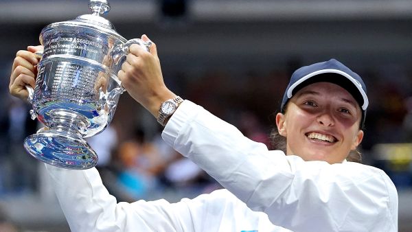 Poland's Iga Swiatek celebrates with the trophy after winning against Tunisia's Ons Jabeur during their 2022 US Open Tennis tournament women's singles final match at the USTA Billie Jean King National Tennis Center in New York, on September 10, 2022. (Photo by TIMOTHY A. CLARY / AFP)