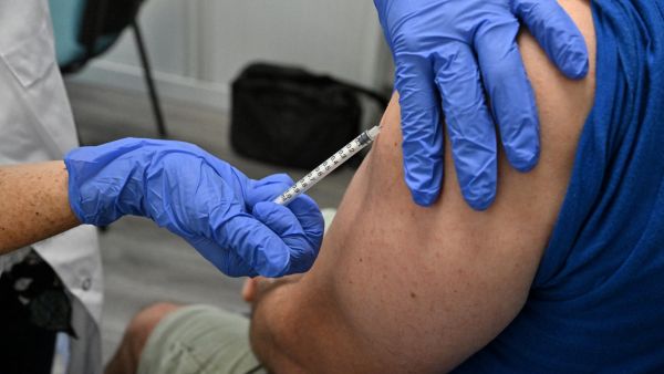 A nurse vaccinates a patient against monkeypox at a Centre gratuit d'information, de dépistage et de diagnostic (CeGIDD) in Montpellier, southern France on August 23, 2022. (Photo by Pascal GUYOT / AFP)