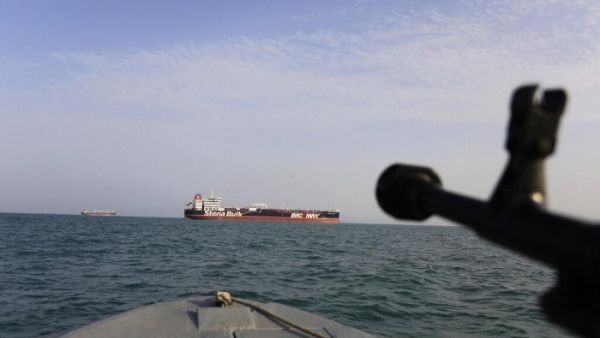 ايران تحتجز سفينة محملة بوقود مهرب في الخليج