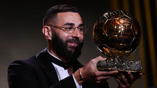 كريم بنزيمة يظفر بالجائزة (المصدر: أ ف ب)