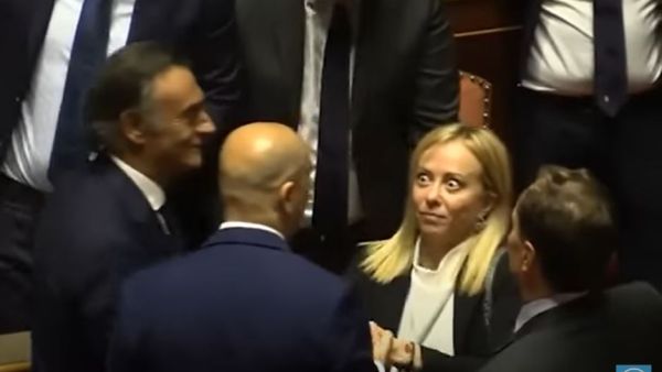 قبلة على شفاه جورجا ميلوني