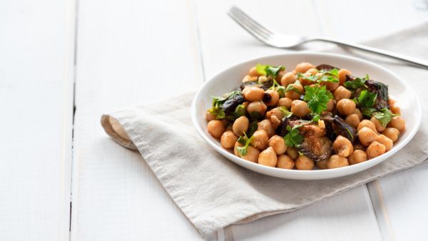 سلطة الباذنجان والحمص الخريفية