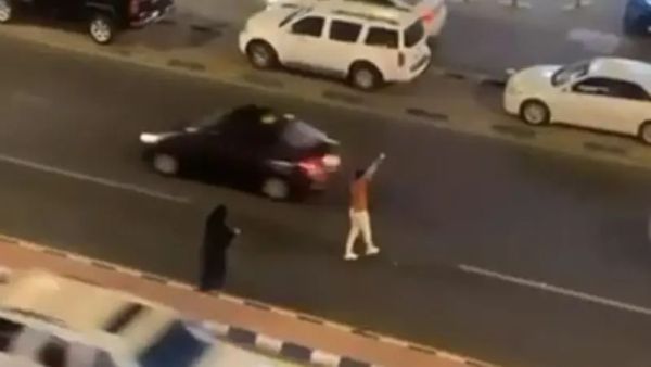 شاب يساعد امرأة مُسنة على قطع الشارع 