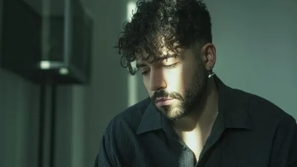 المغني الإيراني شروين حاجي بور