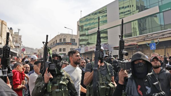 عرين الاسود تحل نفسها وتنضم للاجهزة الامنية الفلسطينية