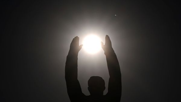 كسوف جزئي للشمس في العالم الثلاثاء