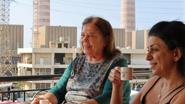 لبنانيات يشربن القهوة مقابل محطة توليد الكهرباء في المنطقة الصناعية