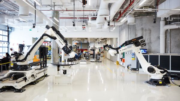 "مختبرات دبي للمستقبل" تطوّر حلولاً مبتكرة وتطبيقات مستقبلية للعالم من قلب مدينة دبي