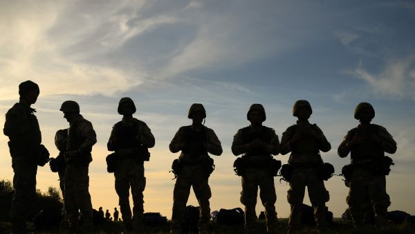 Ukrainian recruits take rest during a five-week combat training course with the UK armed forces near Durrington in southern England on October 11, 2022. (Photo by Daniel LEAL / AFP) military aid