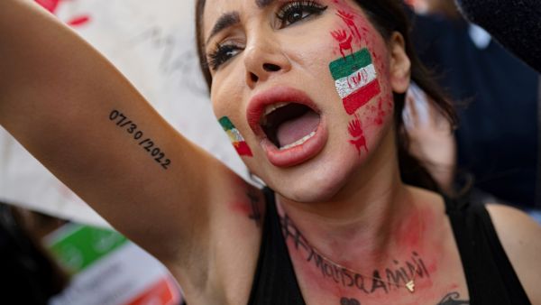 دانت "قوانين الحجاب الإلزامي التمييزية والمسيئة التي ترسخ العنف ضد النساء والفتيات في إيران