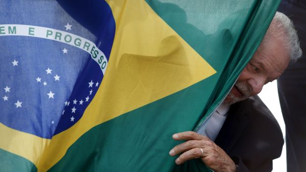 Brazilian former president (2003-2010) and presidential candidate for the leftist Workers Party (PT), Luiz Inacio Lula da Silva. (Photo by Miguel SCHINCARIOL / AFP) Lula da Silva