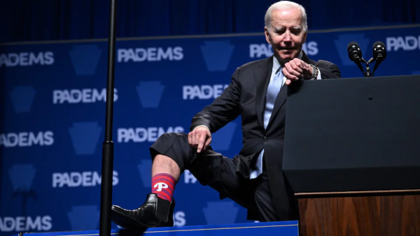  Joe Biden shows off his Philadelphia Phillies sock