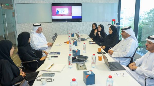 غرفة تجارة دبي تستعرض ممارساتها العالمية في إسعاد المتعاملين والتحول الرقمي مع غرفة رأس الخيمة