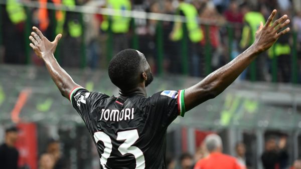 AC Milan's British defender Fikayo Tomori celebrates scoring his team's first goal during the Italian Serie A football match between AC Milan and Juventus at the San Siro stadium in Milan on October 8, 2022. (Photo by Isabella BONOTTO / AFP)
