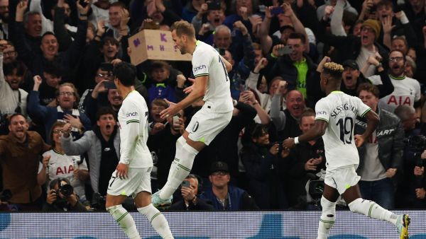 Tottenham Hotspur's English striker Harry Kane (C) celebrates with teammates after scoring a penatly kick and his team second goal during the UEFA Champions League Group D football match between Tottenham Hotspur and Eintracht Frankfurt at the Tottenham Hotspur Stadium, in London, on October 12, 2022. (Photo by Adrian DENNIS / AFP)