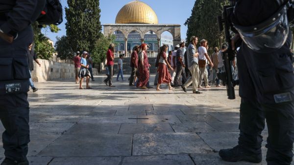 تدنيس يومي للاقصى بحماية الجيش الاسرائيلي