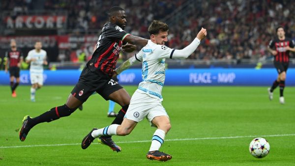 AC Milan's British defender Fikayo Tomori (L) fights for the ball with Chelsea's English midfielder Mason Mount during the UEFA Champions League group E, football match between AC Milan and Chelsea, at the San Siro stadium, in Milan, on October 11, 2022. (Photo by Alberto PIZZOLI / AFP)