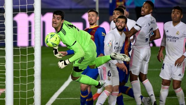 Real Madrid's Belgian goalkeeper Thibaut Courtois eyes the ball during the "El Clasico" Spanish League football match between Real Madrid CF and FC Barcelona at the Alfredo di Stefano stadium in Valdebebas, on the outskirts of Madrid on April 10, 2021. / AFP / JAVIER SORIANO