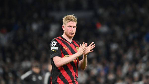 Manchester City's Belgian midfielder Kevin De Bruyne greets the fans after the end of the UEFA Champions League 1st round day 4 group G football match FC Copenhagen vs Manchester City in Copenhagen, Denmark, on October 11, 2022. (Photo by Jonathan NACKSTRAND / AFP)